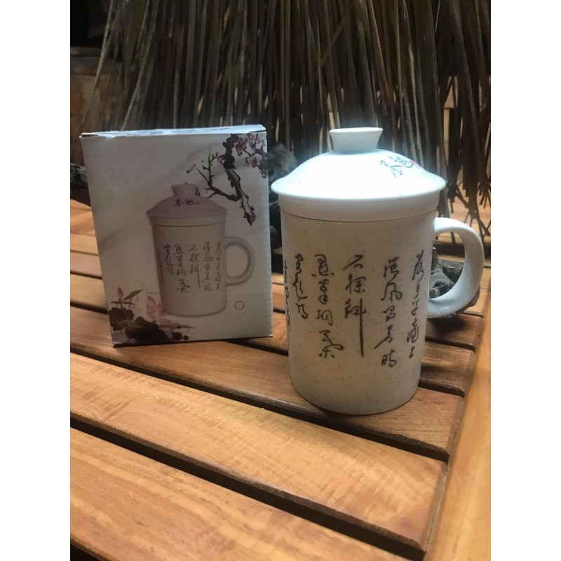 Un Mug à Thé En Porcelaine Avec Infuseur 